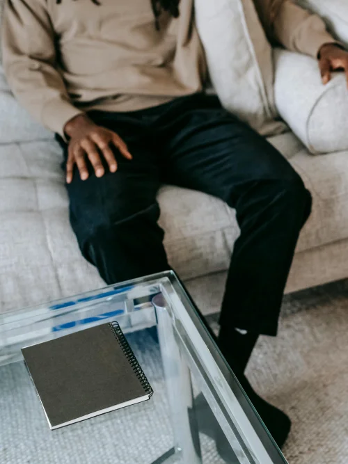 Um cliente do Psicólogo Davi Scharanck lendo com um livro.