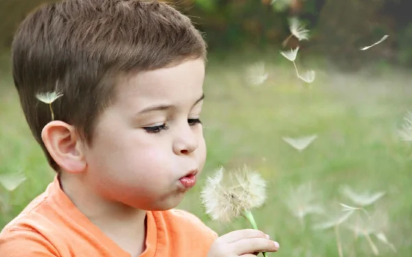 Um casal de homem e mulher se abraçando no parque. A mulher tem cabelos cacheados e o homem tem cabelo curto.